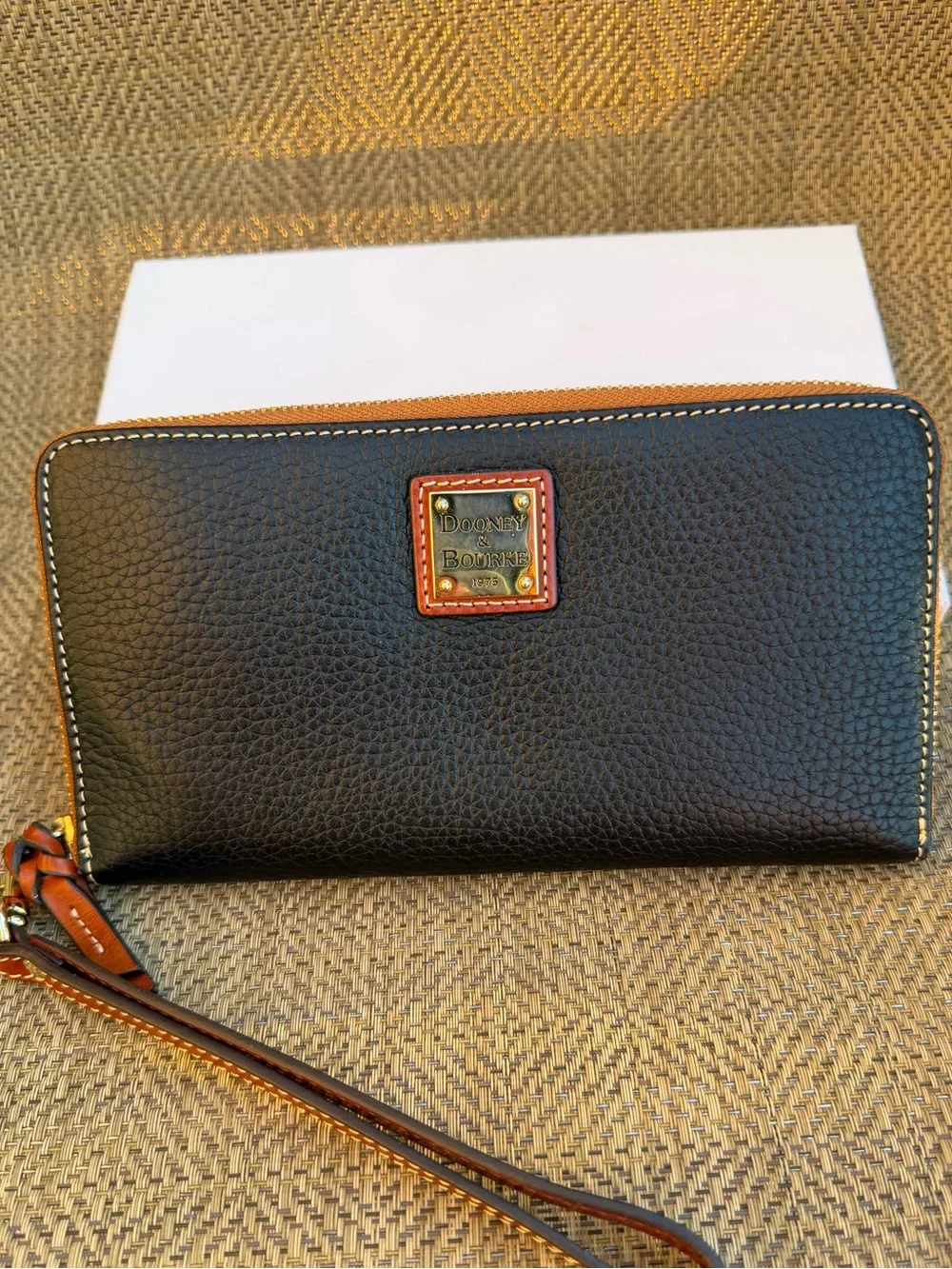 Dooney & Bourke PEBBLE GRAIN LARGE ZIP AROUND WRISTLET Black